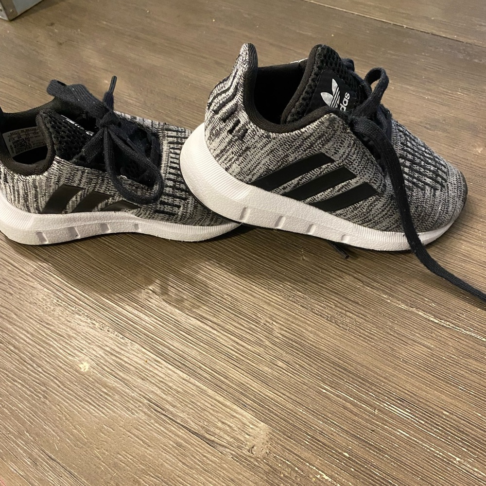 Toddler boys Adidas shoes, size 6.5, still in great condition.